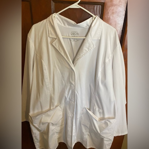 Cherokee Revolution 2X White Lab Coat EUC Scrubs Plus - Picture 1 of 4